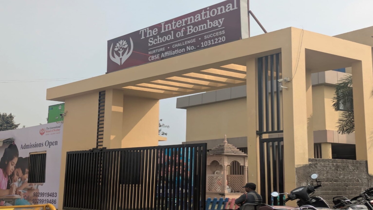 اندور کے اسکول میں مذہبی بنیاد پر تقسیم کا الزام، الگ سالانہ تقریبات اور ’ایم سیکشن‘ پر تنازع