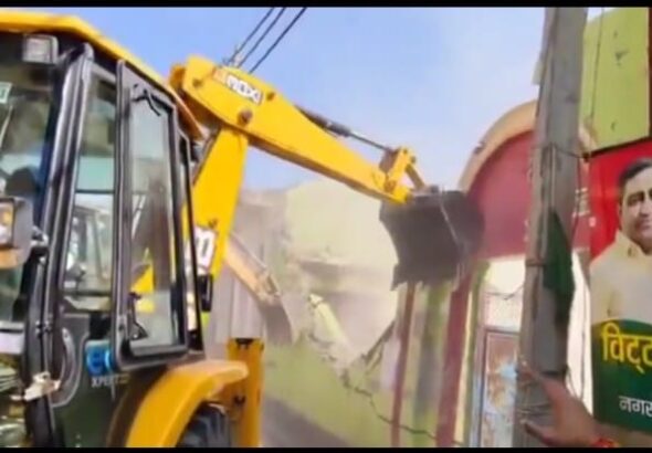 سنبھل میں مدرسے پر بلڈوزر کارروائی، کئی مکانات بھی نشانے پر