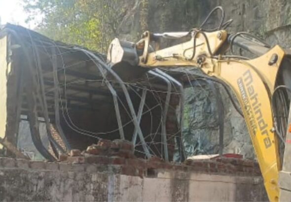 کلیان (مہاراشٹر) میں زیرِ تعمیر مدرسہ پر بلدیہ کی کارروائی، عمارت کا حصہ منہدم