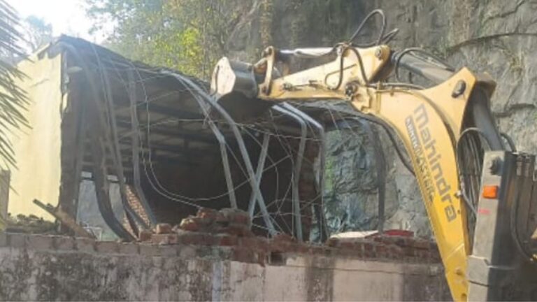 کلیان (مہاراشٹر) میں زیرِ تعمیر مدرسہ پر بلدیہ کی کارروائی، عمارت کا حصہ منہدم