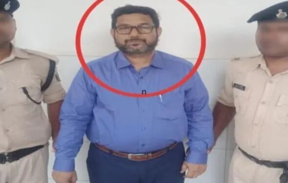 مولانا مظہر الحق عربی و فارسی یونیورسٹی کے اسسٹنٹ رجسٹرار ڈھائی لاکھ روپے رشوت لیتے ہوئے گرفتار