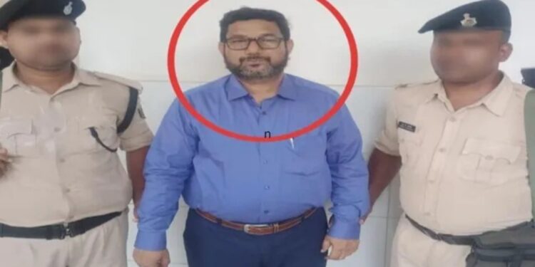 مولانا مظہر الحق عربی و فارسی یونیورسٹی کے اسسٹنٹ رجسٹرار ڈھائی لاکھ روپے رشوت لیتے ہوئے گرفتار